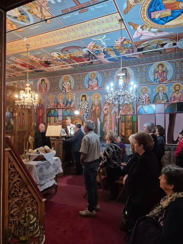 Ακολουθία στο παρεκκλήσι, με τους ψάλτες στο αναλόγιο
