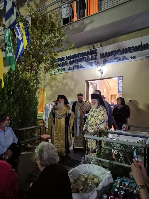 Κληρικοί στην είσοδο της μονάδας κατά την πανήγυρη