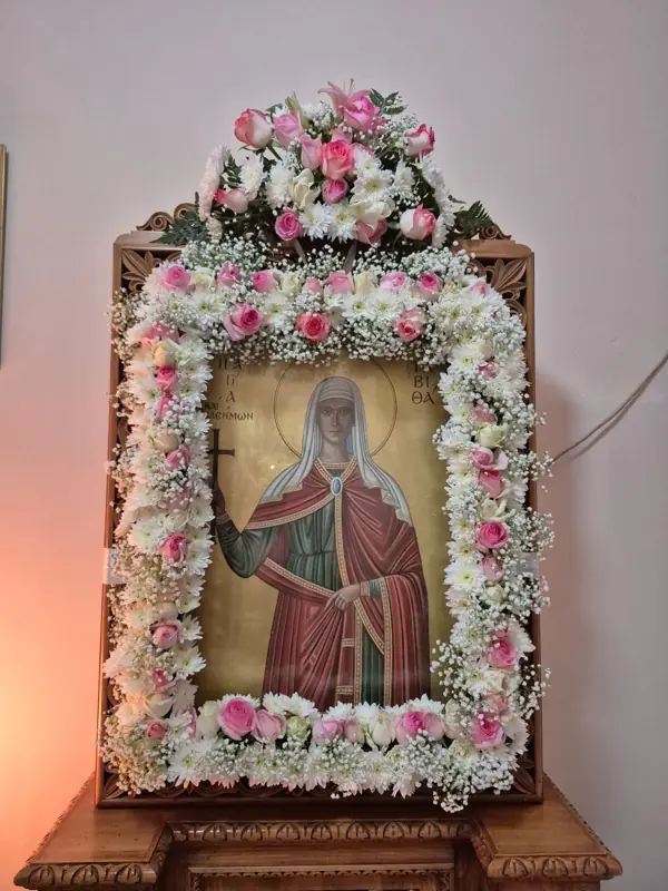 Η εικόνα της Αγίας Ταβιθά στολισμένη με λουλούδια