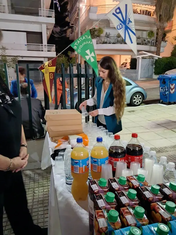 Προετοιμασία του κεράσματος στο προαύλιο