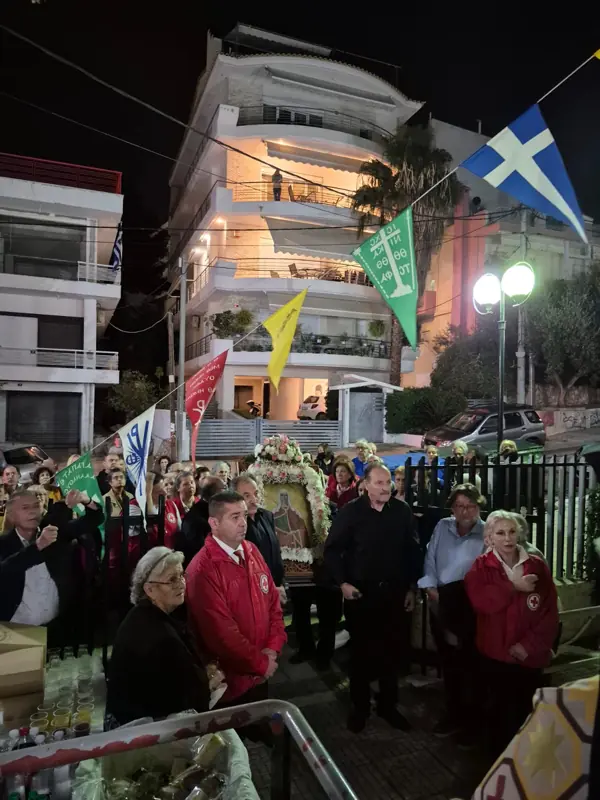 Πιστοί μπροστά στην εικόνα της Αγίας κατά τη λιτανεία